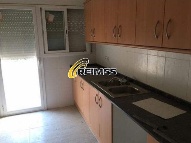 Casa en venta en Maçanet de la Selva, Residencial Park. Chalet adosado en venta con local comercial. Casas Maçanet de la.