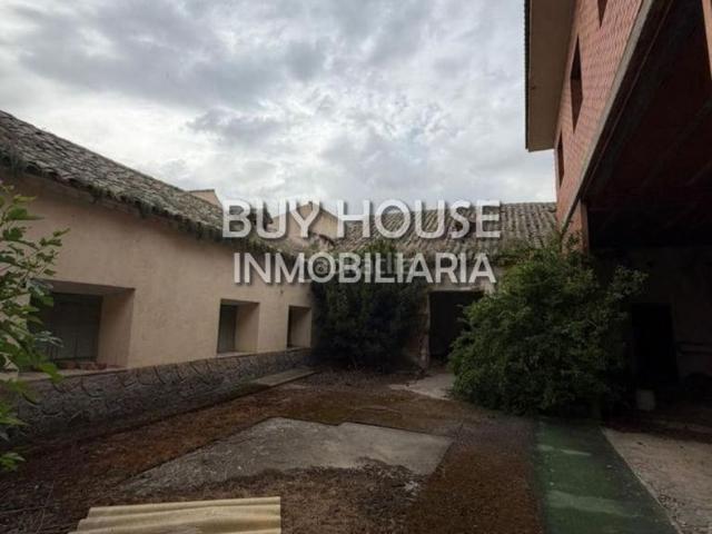 Casa en venta en Magán. CASA DE PUEBLO CON NAVE DOBLADA MUY CÉNTRICO CONSTRUIDA EN GRAN PARCELA DE 704 M2 IDEAL PARA REFORMA O INVERSIÓN. Casas.