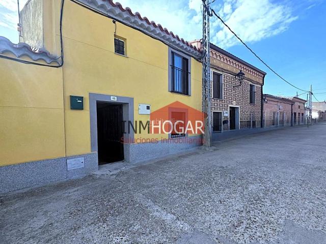 Casa en venta en Madrigal de las Altas Torres. Casa de pueblo con amplio patio y planta superior rehabilitada en Madrigal de las Altas Torres Ávila 05220. Casas Madrigal de las Altas.
