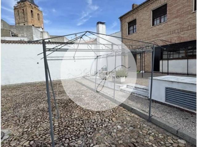 Casa en venta en Madrigal de las Altas Torres. Amplia vivienda con patio, garaje y bodega en Madrigal de las Altas Torres. Casas Madrigal de las Altas.