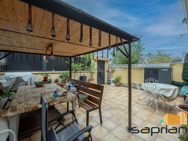 Casa en venta en Madrid, Apóstol Santiago. Venta chalet adosado en calle Somontín. Casas.