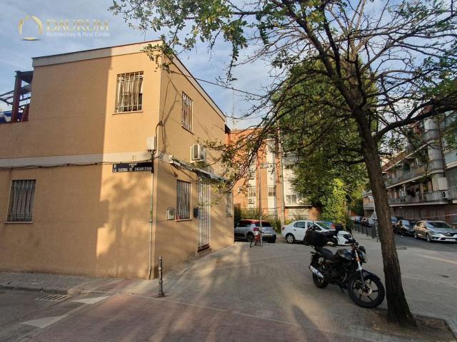 Casa en venta en Madrid, Casco Histórico de Vallecas. MAGNÍFICA VIVIENDA UNIFAMILIAR DE 2 PLANTAS EN CASCO HISTÓRICO DE VALLECAS. Casas.