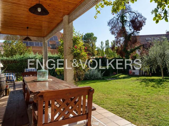 Casa en venta en Madrid, Conde Orgaz Piovera. Exclusiva villa de inspiración francesa en el Parque Conde de Orgaz. Casas.