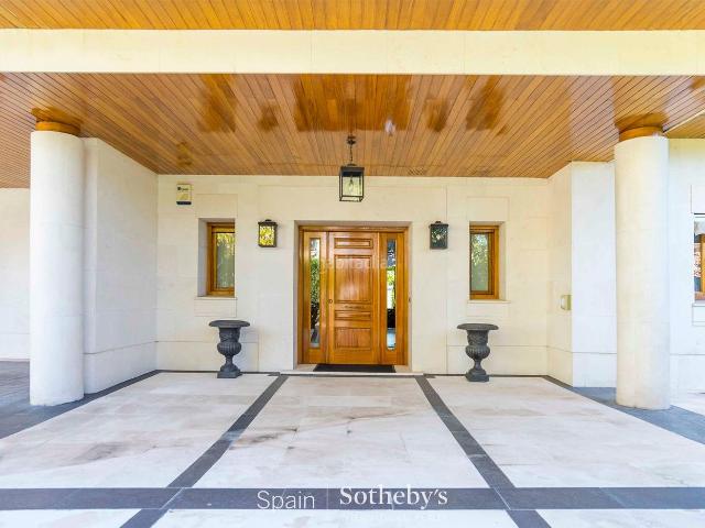 Casa en venta en Madrid, Conde Orgaz Piovera. Villa de 9 dormitorios en Hortaleza, Madrid. Casas.