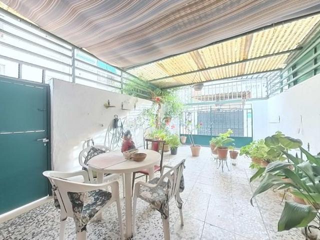 Casa pareada en venta en Madrid, Entrevías. Globalpiso Entrevías vende casa pareada de esquina. La vivienda de 86m2 escrituras aunque las medidas útiles son 92.30m2. En plan. Casas pareadas.