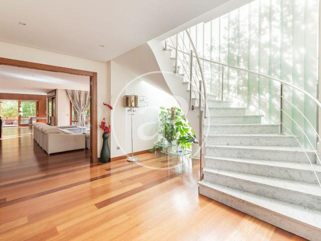 Casa en venta en Madrid, La Florida El Plantío. Villa independiente con piscina climatizada en La Florida. Casas.