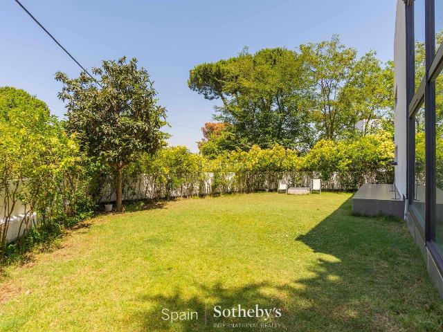 Casa en venta en Madrid, Mirasierra. Casa independiente de estilo atemporal en zona residencial de Madrid. Casas.