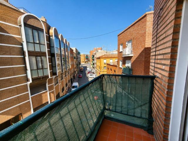 Casa en venta en Madrid, Moscardó. Piso de 3 dormitorios con balcón, muy luminoso y excelente distribución. Casas.