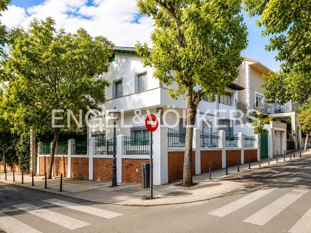 Casa en venta en Madrid, Niño Jesús. Exclusivo chalet con jardín privado junto al Retiro. Casas.