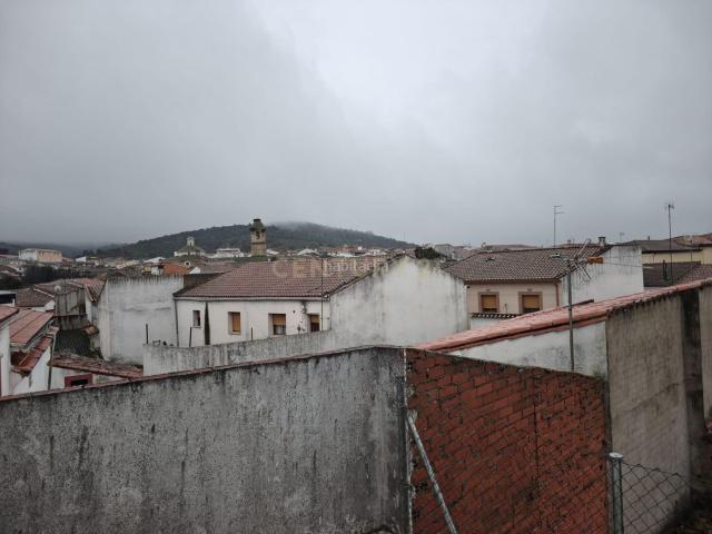 Casa en venta en Madroñera. Casa de 2 plantas con patio en Madroñera Calle María Guerrero, 2. Casas.