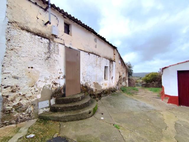 Casa en venta en Madroñera. Casa para rehabilitar en Madroñera. Casas.