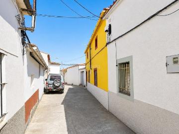 Casa en venta en Madroñera. Una casa para volver al pueblo, disfrutar del verano y crear recuerdos en familia. Casas.