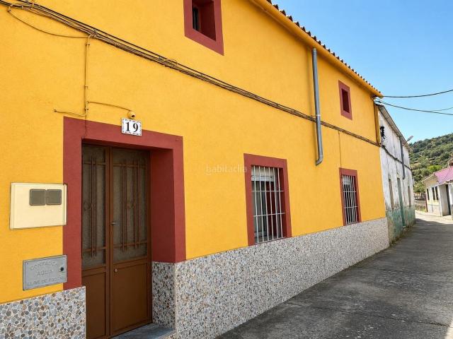 Casa en venta en Madroñera. Una casa para volver al pueblo, disfrutar del verano y crear recuerdos en familia. Casas.