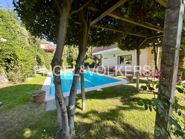 Casa en venta en Majadahonda, Monte el Pilar. Magnífica y señorial mansión en Colonia Interland. Casas.