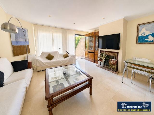 Casa en venta en Rozas de Madrid Las, Las Matas Peñascales. Chalet pareado en urbanización privada con piscina en muy buena ubicación en el limite con Majadahonda. Casas Rozas de Madrid.