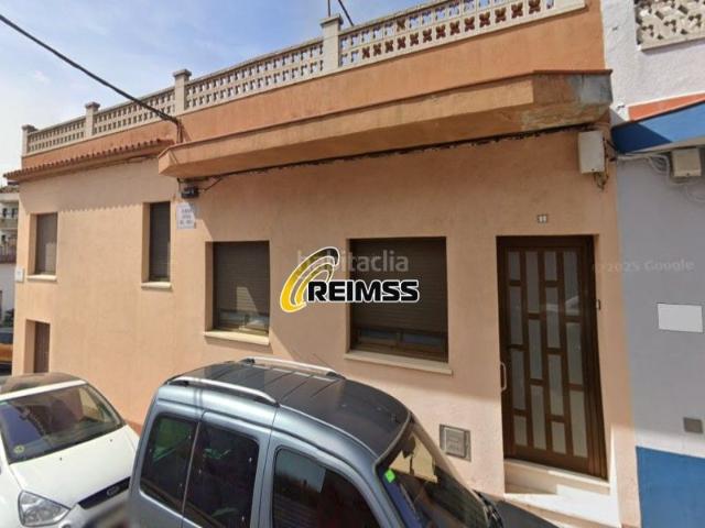 Casa en venta en Malgrat de Mar. Edificio con dos viviendas independientes cerca del mar en Malgrat. Casas Malgrat de.