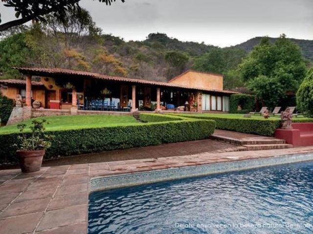 Casa en venta en Malinalco, padel, caballeriza, jardin, terraza, alberca y más