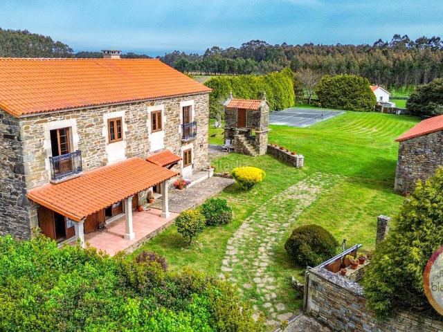 Casa en venta en Malpica de Bergantiños. REFUGIO de LUJO con PISTA DE TENIS FINCA CERRADA HORREO a 1KM de la PLAYA en Malpica de Bergantiñas por 599.990. Casas Malpica de.