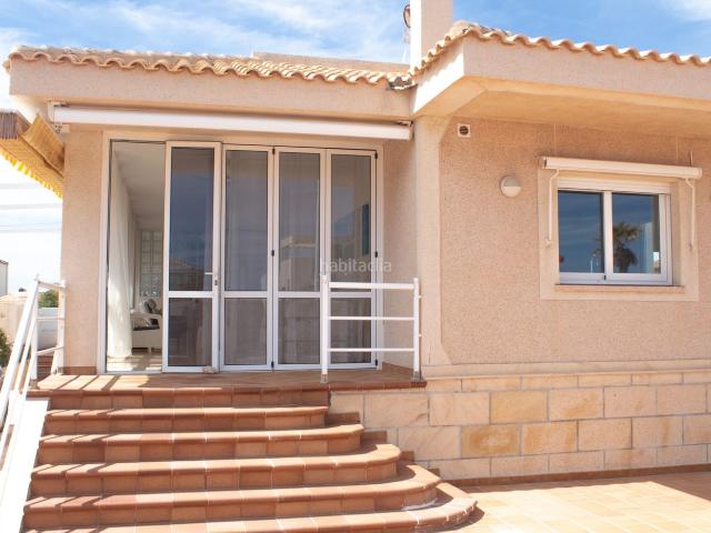 Casa en venta en Manga del Mar Menor La, Playa de las Gaviotas El Pedrucho. Te presentamos esta acogedoranbspvilla adosada, ubicada en plena Gran Vía de La Manga, una de las zonas más demandadas.