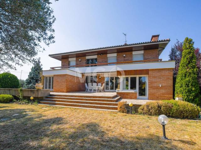 Casa en venta en Manlleu. Casa a quatre vents a Manlleu. Casas.