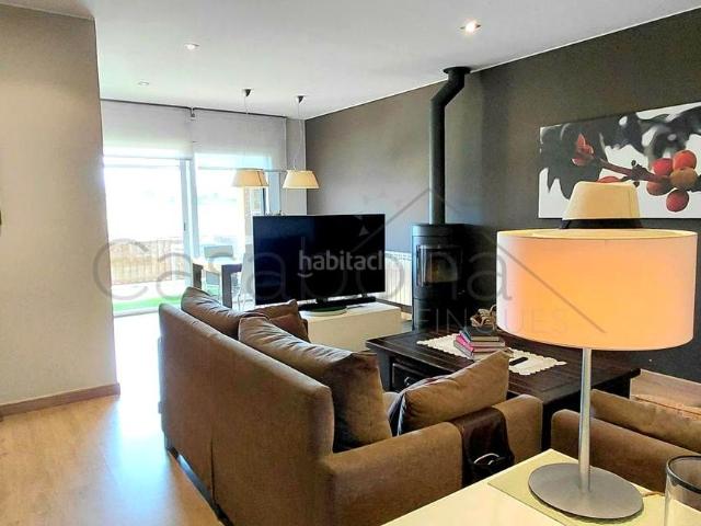 Casa en venta en Manlleu. MANLLEU. CASA ADOSADA, 3 HABITACIONS DOBLES, 2 BAÑOS, TERRAZAS, TRANQUILA, SOLEADA, MEJOR ZONA RESIDENCIAL. Casas.