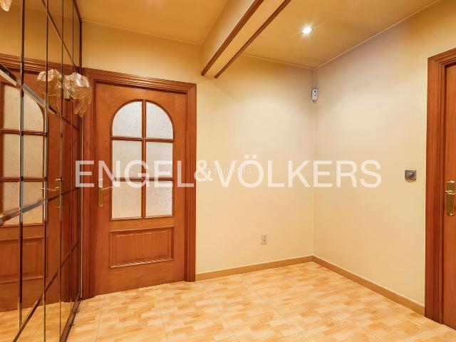 Casa en venta en Manresa, Font dels Capellans Sagrada Familia. Residencia con terraza, amplio aparcamiento y local en Manresa. Casas.