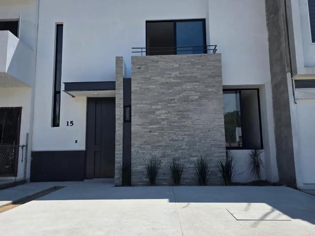 Casa en venta en Manzanillo en coto privado con alberca con jardín