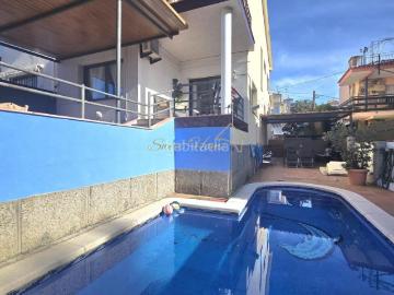 Casa en venta en Masnou El, Centre. Vivienda exclusiva con piscina cerca de la playa. Casas Masnou.