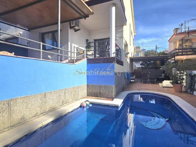 Casa en venta en Masnou El, Centre. Vivienda exclusiva con piscina cerca de la playa. Casas Masnou.