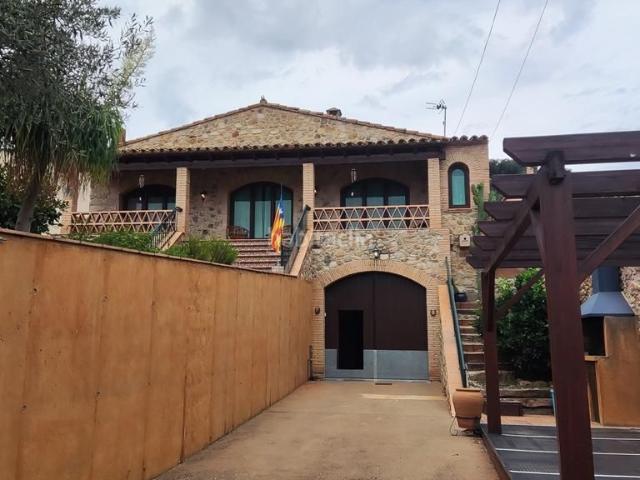 Casa en venta en Masarac i Vilarnadal. Una encantadora casa en el Empordà rodeada de viñedos. Casas Masarac i.