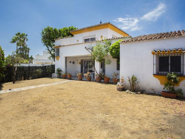 Casa en venta en Marbella, Guadalmina Baja. Al lado de la playa, primera línea Villa de golf, con potencial de restauración y modernización, 4 dormitorios, 4 baños, en la pre. Casas.