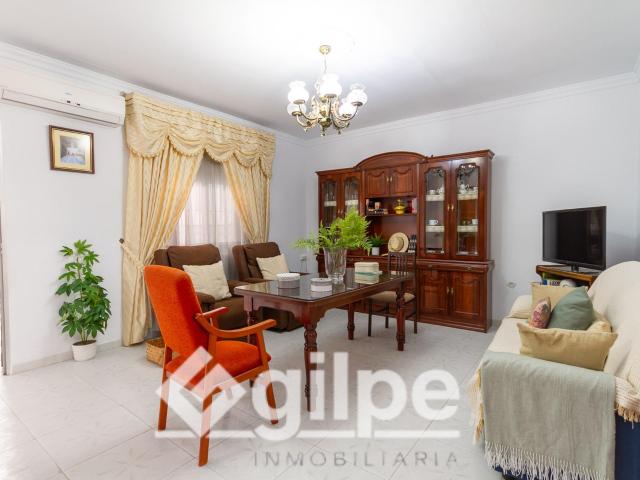 CASA EN VENTA EN MARCHENA CON COCHERA