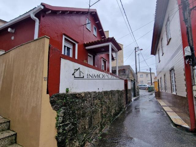 Casa en venta en Marín. Se vende preciosidad de casa en Marín, Pontevedra. Muchas posibilidades. La casa se distribuye en 2 plantas y está cerca de todos. Casas.
