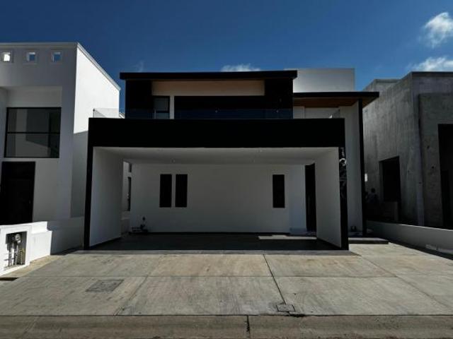 Casa en venta en Marina El Cid, Mazatlán | 4 recámaras y alberca privada