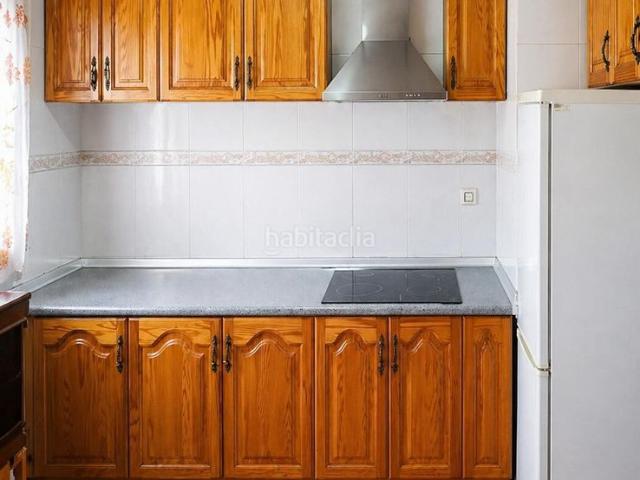 Casa en venta en Martos. Vivienda unifamiliar en Martos con patio, terraza y sótano. Casas.