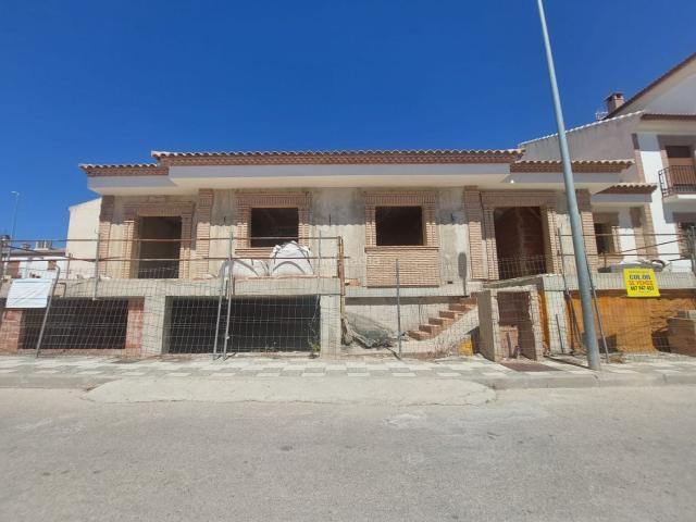 Casa en venta en Martos. SE VENDE CASA, A MEDIO CONSTRUIR, EN EL SECTOR 3, POR 300.000 NEGOCIABLES!. Casas.