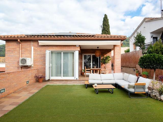 Casa en venta en Martorelles. Casa en venta en Martorelles con 3 habitaciones, garaje y jardín, Barcelona. Casas.