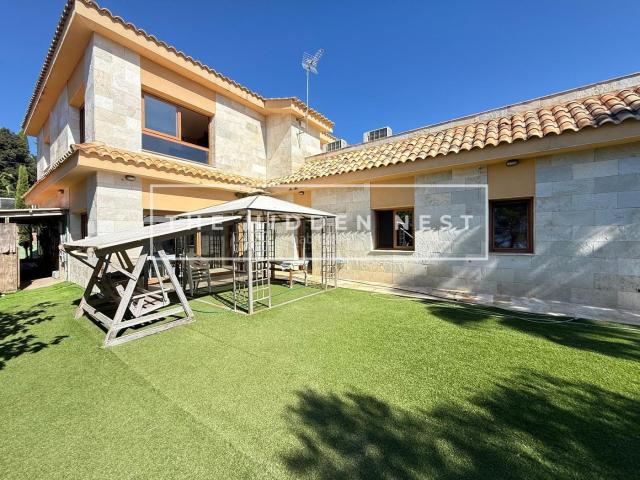 Casa en venta en Matadepera. Casa con jardín, 6 habitaciones, garaje y ascensor privado, en Matadepera. Casas.