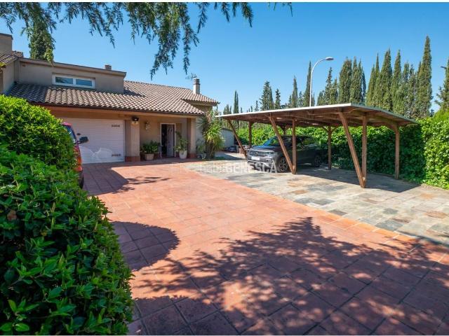 Casa en venta en Matadepera. Casa en venta con parcela plana, piscina y mucha intimidad en el CENTRO VERGE MONTSERRAT. Casas.