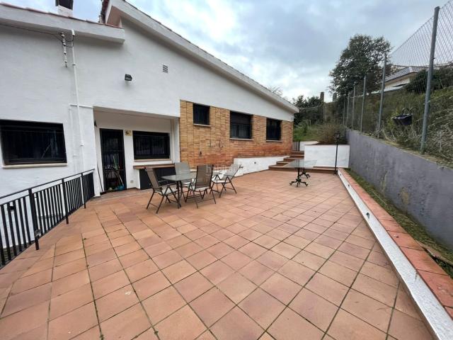 Casa en venta en Matadepera. Espectacular Villa con Vistas al Sant Llorenç. Casas.