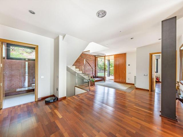 Casa en venta en Matadepera. Exclusividad, amplitud y naturaleza en una de las zonas más privilegiadas de Matadepera. Casas.