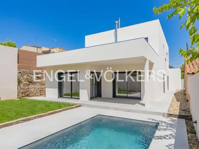 Casa en venta en Matadepera. Magnífica casa de obra nueva en el centro de Matadepera. Casas.