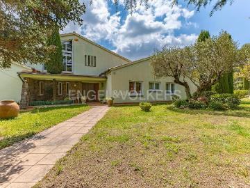 Casa en venta en Matadepera. Maravillosa casa con piscina en Matadepera. Casas.