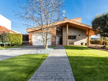 Casa en venta en Matadepera. Casa con piscina en les Pedrixes. Casas.