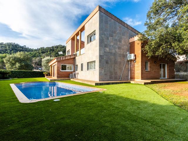Casa en venta en Matadepera. Casa con piscina en les Pedrixes. Casas.