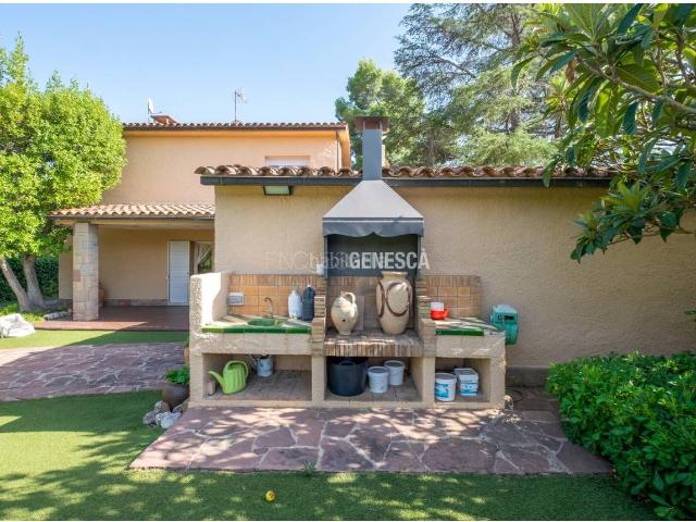 Casa en venta en Matadepera. Torre impecable con jardín y piscina en la Plana, Centro de Matadepera. Casas.