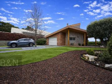 Casa en venta en Matadepera. Una propiedad excepcional donde el lujo se vive en calma y privacidad. Casas.