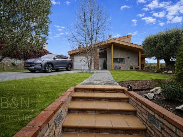 Casa en venta en Matadepera. Una propiedad excepcional donde el lujo se vive en calma y privacidad. Casas.