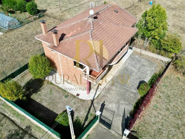 Casa en venta en Matallana de Torío. PARDAVÉ: CASA DE DOS PLANTAS CON PATIO!. Casas Matallana de.