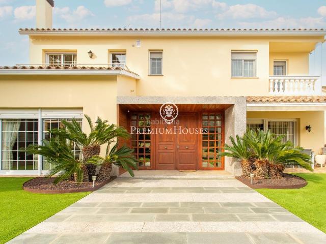 Casa en venta en Mataró, Urbanitzacions. Casa unifamiliar en venta con piscina en Mataró. Casas.